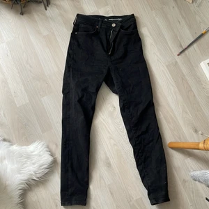 Svarta jeans - Svarta jeans från bikbok 🥰 om jag inte missminner mig är det från deras peacy kollektion eller vad den nu hette🥴