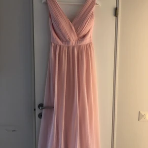 Balklänning  - Jättefin ljusrosa balklänning från Chiara Forthi. Storlek 34. Endast använd en gång. 