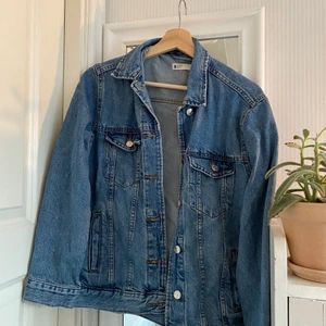 JEANSJACKA GINA  - Bästa jeansjackan!! Säljer för har redan för många jackor.  Bra skick i strl S 🐳🦕🐢💙 