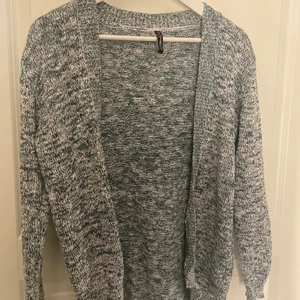 Stickad kofta i strl XS - Säljer denna kofta ifrån NewYorker i strl XS, passar även dom som har S. Köpt för 200kr o säljs för 80kr.Knappt använd 