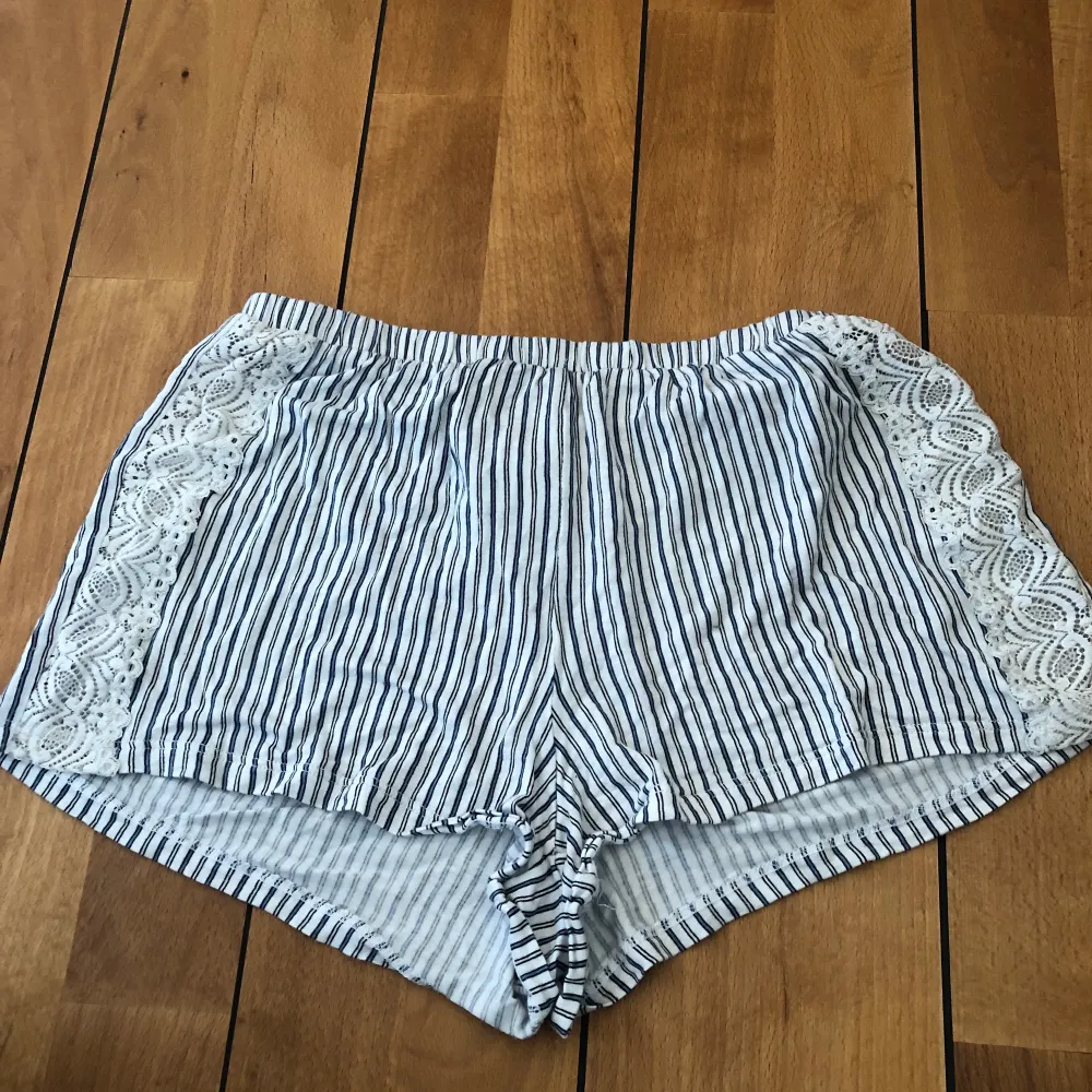 Pyjamas shorts från H&M. Oanvända och ganska nya💓. Shorts.