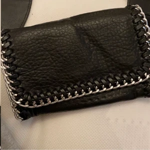 axelremsväska  - Axelremsväska från Tiamo! säljs pga inte min stil, super bra skick förutom att orginalkedjan är borta