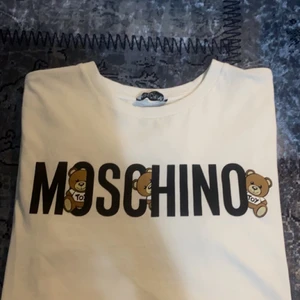 Moschino t-shirt - Säljer denna äkta moschino t-shirten då jag växt ur den, passar så bra med allt 🐻🤍🤍