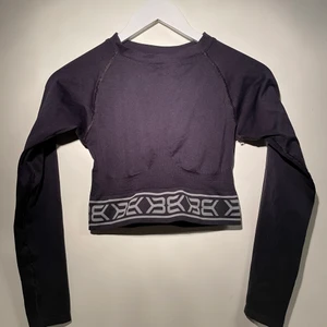 Svart tränings tröja - Svart croppad tränings tröja, säljer även matchande tränings tights. 
