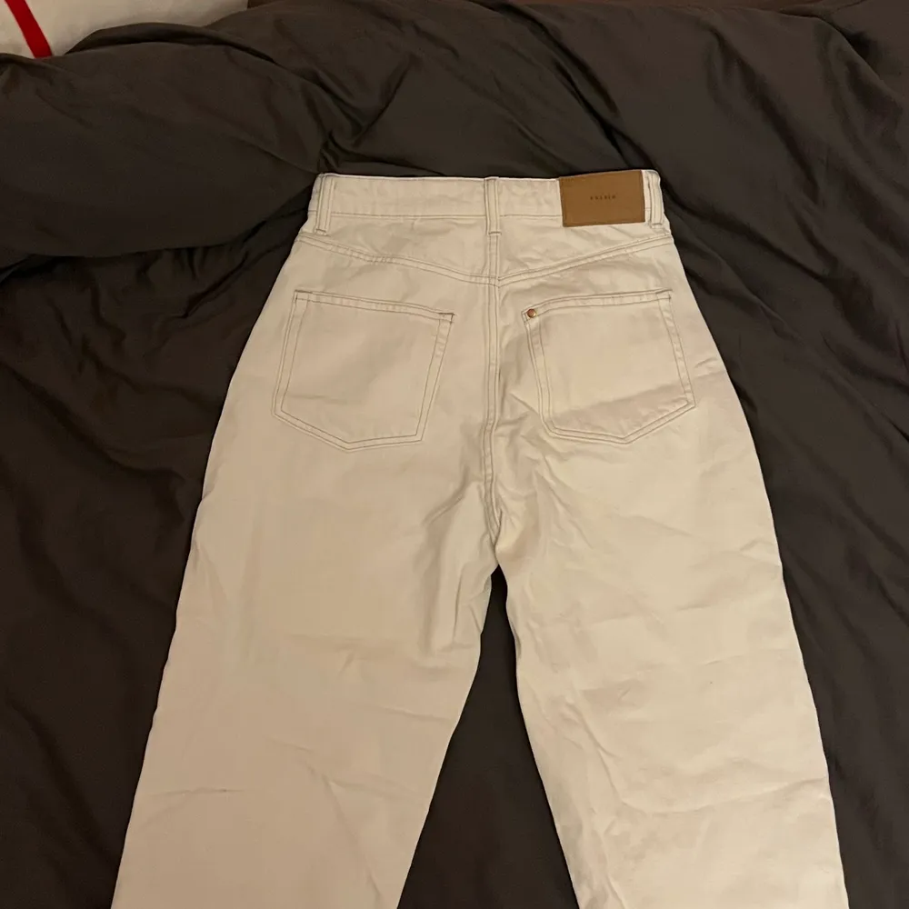 Stilrena vita jeans från H&M🤍Säljer dem på grund av att de aldrig används. Jag har stl 34 men kan kanske passa någon som har 36 också. Har bara provats, aldrig använda!. Jeans & Byxor.