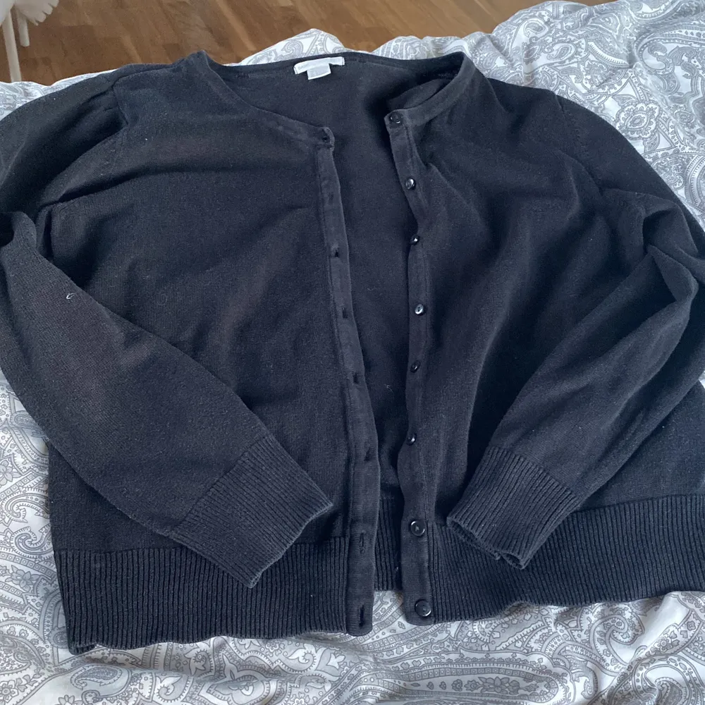 En svart simpel men fin kofta från HM, storlek L men passar s-m. Super fin till jeans och ett linne, den är jätte bekväm att ha på sig. Knappt använd, kanske 1-2 gånger😊. Toppar.