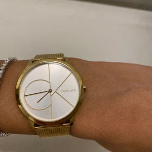 Calvin clein klocka  - Knappt använd. Klocka från calvin clein med mesh band.