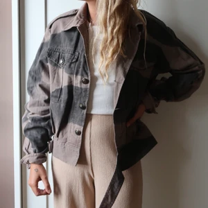 Jeansjacka - Okänd storlek, men jag är vanligtvis en S. Frakt tillkommer 