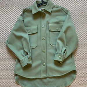 Vår jacka från Stradivarius - En fin vårjacka från Stradivarius i storlek M. Endast använd ett par gånger så den är i mycket fint skick. Färgen syns lite bättre i den andra bilden så den är alltså en pastell grön-ish. 