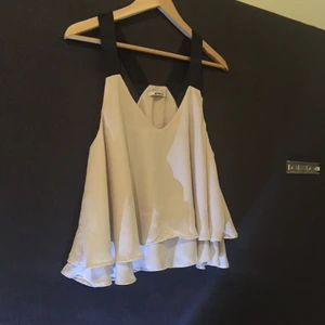 Gina Tricot  - Har använt den 1 gång sen jag fick hem den. Bra skkik och fint matriall:)