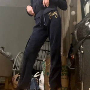 Så coolt!🤩 -  Så coolt sätt längd 152 storlek xxs Tröjan är gosig och varm och fluffig och byxorna är Clean där bak alltså utan ficko eller diamanter!❤️