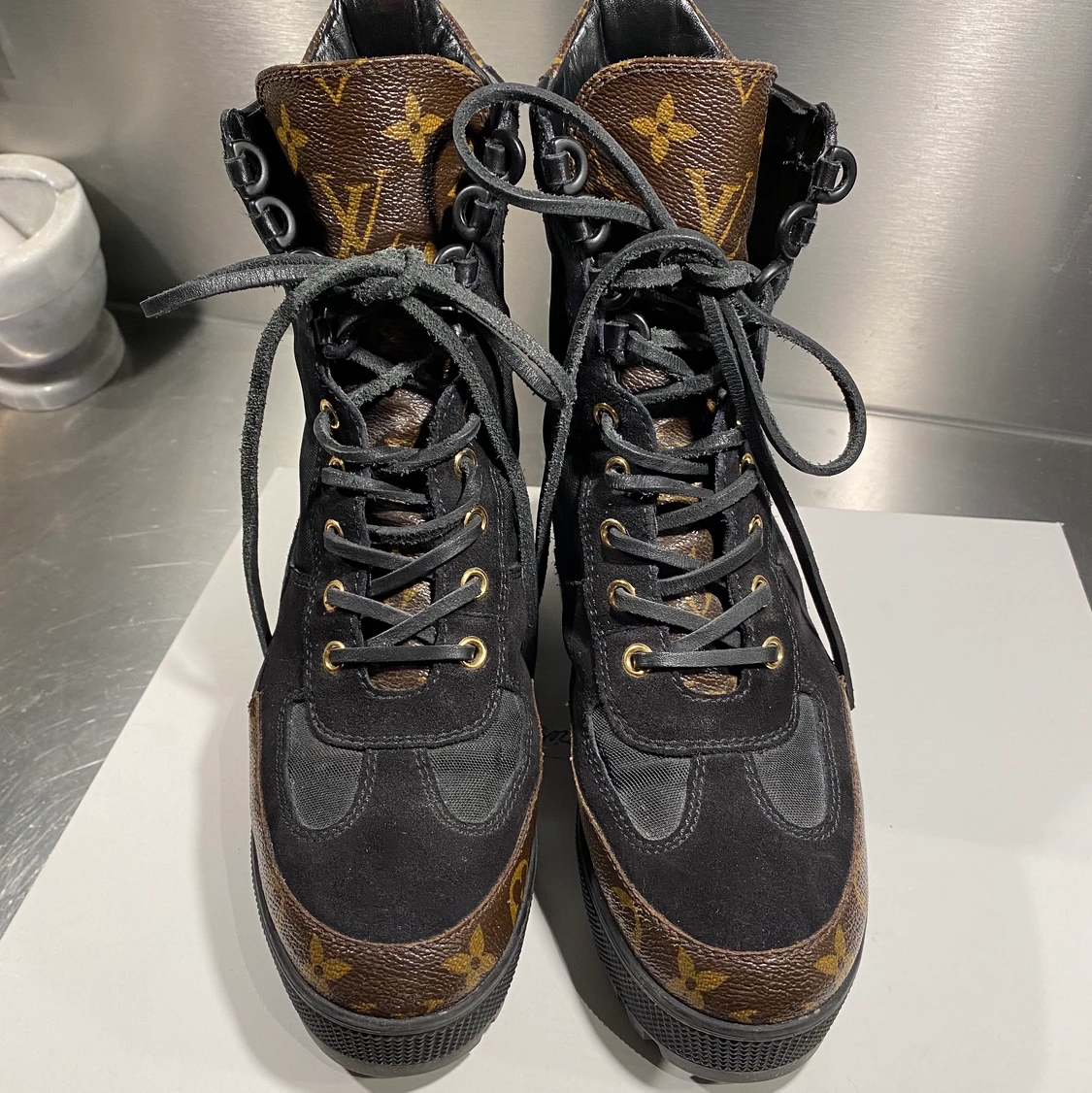 Louis Vuitton lauréate ankle boots 37 - 90