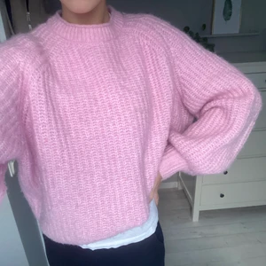 Rosa tröja från Zara - Säljer den populära rosa tröjan från zara. Bra skick och väldigt gosig och varm. Den är i storlek XL men passar mig som är en S-M bra. Högsta bud 240 kr, avslutas 22:30.