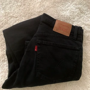 Levi’s 501 jeans - Så snygga levi’s 501 jeans som är straight fit och 27/30. Är 163 ish cm lång! Köpt för 1095kr💘 Har bara använts två gånger då jag inte gillade hur den satt på mig, jeansen är i perfekt skick.