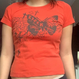 Y2k baby tee - Såå cool baby T-shirt med asballt tryck från tiger of Sweden, formar kroppen så fint. Vintage, går inte att köpa längre 