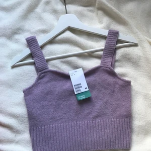 Finstickad Crop Top H&M Conscious - Stickad crop top från H&M med prislappen kvar, helt oanvänd! Säljer för att den inte kommer till användning🧡🧡