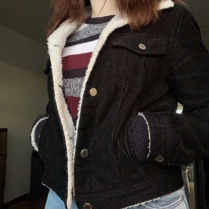 Manchersterjacka med foder - En svart manchesterjacka med vit fodring köpt på h&m för något år sedan. Väldigt varm och mysig, fungerar bra på våren. Jag är 173 och bär oftast strl S. Pris kan diskuteras vid snabb affär