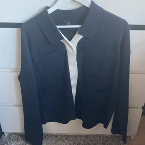 Cos kofta/overshirt  - Säljer min snygga kofta som också kan funka som en jacka/overshirt på våren eller sommaren. Knappt använd!