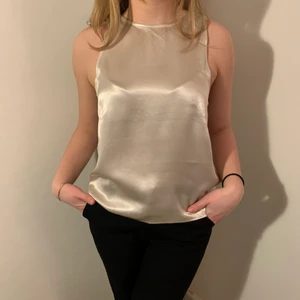 Beige glansig blus! - Beige glansig blus från Weekday. Den är helt ny och har prislappen kvar! Jag är 170cm och brukar ha S/36 i vanliga fall. (Säljer likadan i ljusblått) 