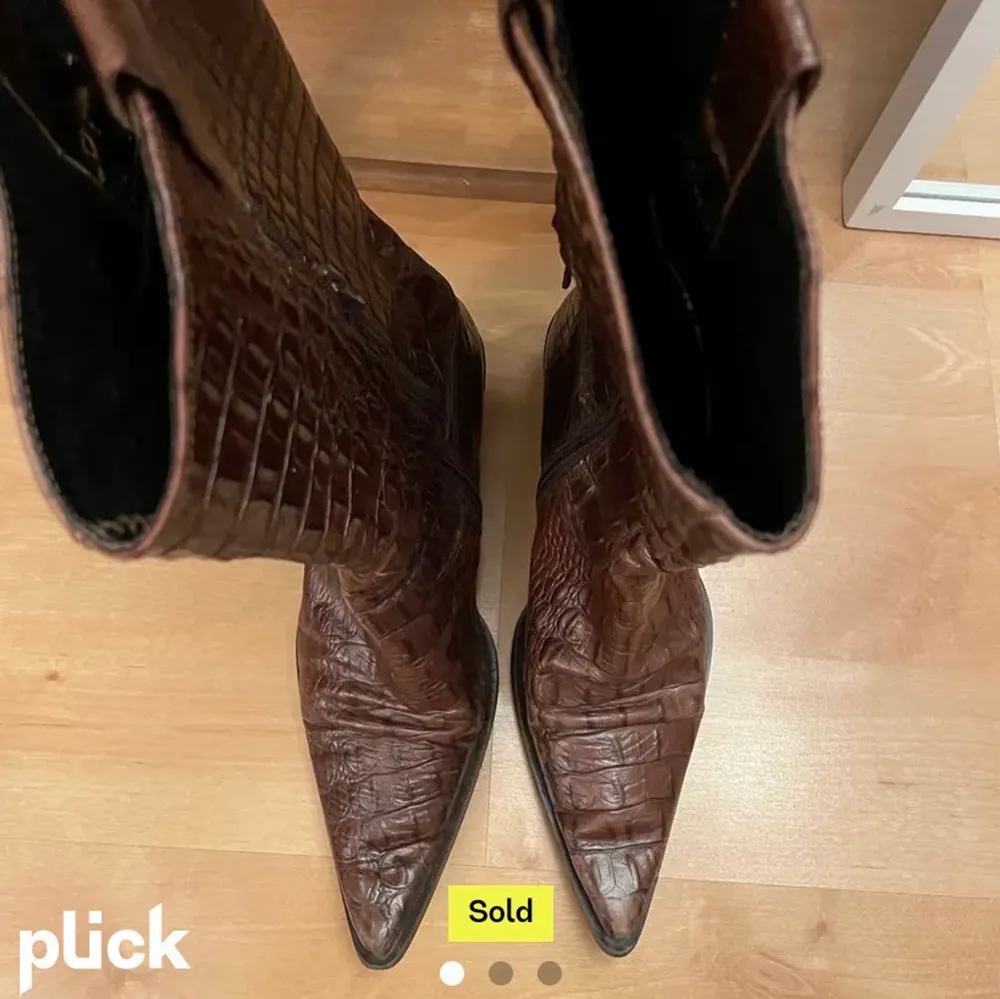 As snygga cowboy boots, köpte här på Plick men de var bara lite för stora, super fina å perfekta till kiol elr klänning. Lite slitning där fram men annars fina. 💞. Skor.