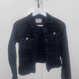 Svart jeansjacka  - Fint skick dock ser den utnött ”blek” ut men den skall vara lite så!