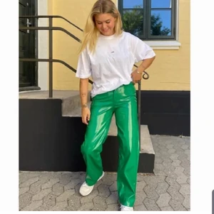 Lack-byxor - Sjukt coola byxor! Använda 1 gång. Superhärligt material som inte knarrar!!🥰 Nypris 500kr