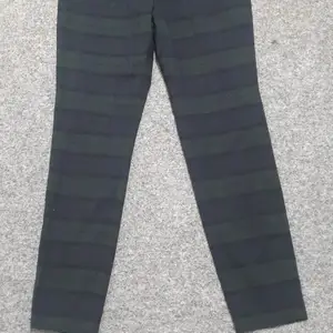 Ett par svart/blå/grön- randiga Byxor från H&M. Dem är i ett mjukt material och ger känslan av pyjamasbyxor. 