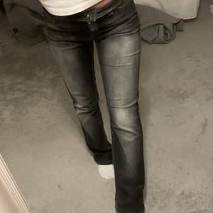 Ett par snygga stentvättade bootcut jeans, jag är 167 o de är för långa så passar alla längder, lite stora i midjan (ja brukar ha strl 36) så viker ned dem i midjan så de blir låga o då sitter de perfekt