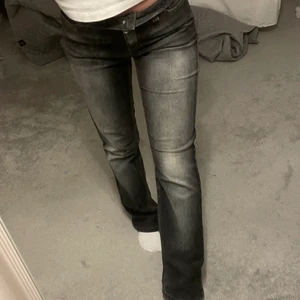 Low waisted jeans - Ett par snygga stentvättade bootcut jeans, jag är 167 o de är för långa så passar alla längder, lite stora i midjan (ja brukar ha strl 36) så viker ned dem i midjan så de blir låga o då sitter de perfekt