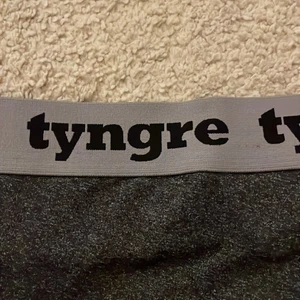 Tyngre träningsbyxor  - Gråa tyngre träningsbyxor i fint skick! Skulle säga att dem är i storlek Xs! Hör av er ifall ni har några frågor :)