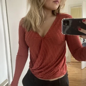 Festtopp  - Säljer denna snygga orangeröda omlotttopp. Storlek S🧡