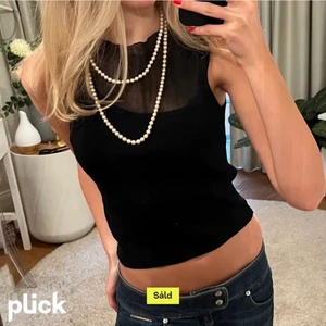 Zara topp - Lånad bild💕💕 svart topp från zara som tyvärr inte va så snygg på mig. Köpte för 260kr på Plick nyss. Skriv för fler bilder
