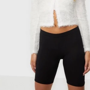 Cykelbyxor - Svarta cykelbyxor i bomull. Superfina, men kom aldrig till användning. Helt oanvända. Kan även frakta, 26kr ej spårbart 🦋