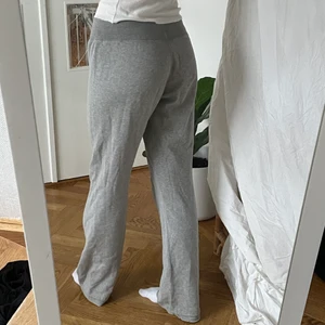 sweatpants champion  - mjukisbyxor från champion. lågmidjade och raka i benen. jag är 173cm