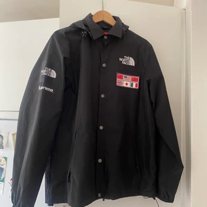 Supreme / north face jacka - Vind/tunnare vårjacka från Supreme & the north face. Aldrig använd endast testad. Herrjacka storlek large men jag som är 162cm och strl S kan ha den dock med loose fit så klart. Kan skicka bild med jackan på vid intresse. Huvan är avtagbar. 