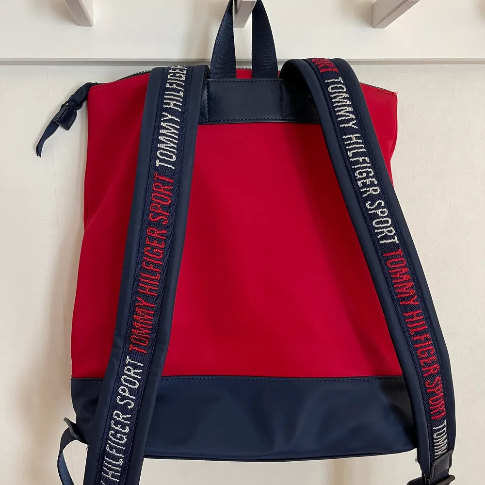 En ryggsäck från Tommy Holfiger (sport) köpt i USA får ca 3 år sen. Inte andvänds så jättemycket så i ganska fint skick 😘 skriv om ni vill ha fler bilder . Väskor.
