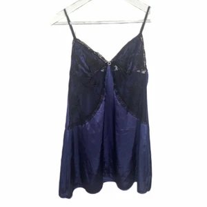 black & purple - satin slipdress - en jätteskön lila slipdress/nattlinne i satin och med svart spets som detaljer :) funkar att ha med jeans för en ball look eller utan om man föredrar det! Klänningen är 65 cm lång och i strl M men skulle snarare säga att den är mer som en S, passar mig som har 75 B-kupa och oftast bär S i toppar. Köpt här på plick och har använts fåtal gånger så mycket bra skick! Kontakta om du är intresserad eller har övriga frågor, besvarar gärna på dem :)💕