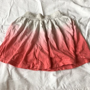 Söta shorts  - Rosa skiftande shorts, mjukis. Storlek 122/128 vilket motsvarar 6-8 år. 