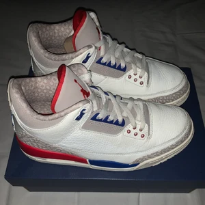 AIR JORDAN 3 RETRO - Säljer då jag har andra skor som används mer. Det är storlek 42,5 men passar mig som har 40/41. Jättebekväma och sköna runt foten. Köpta hos hypestein i maj för 3299kr, finns kvitto. Inte intresserad av byten.💙