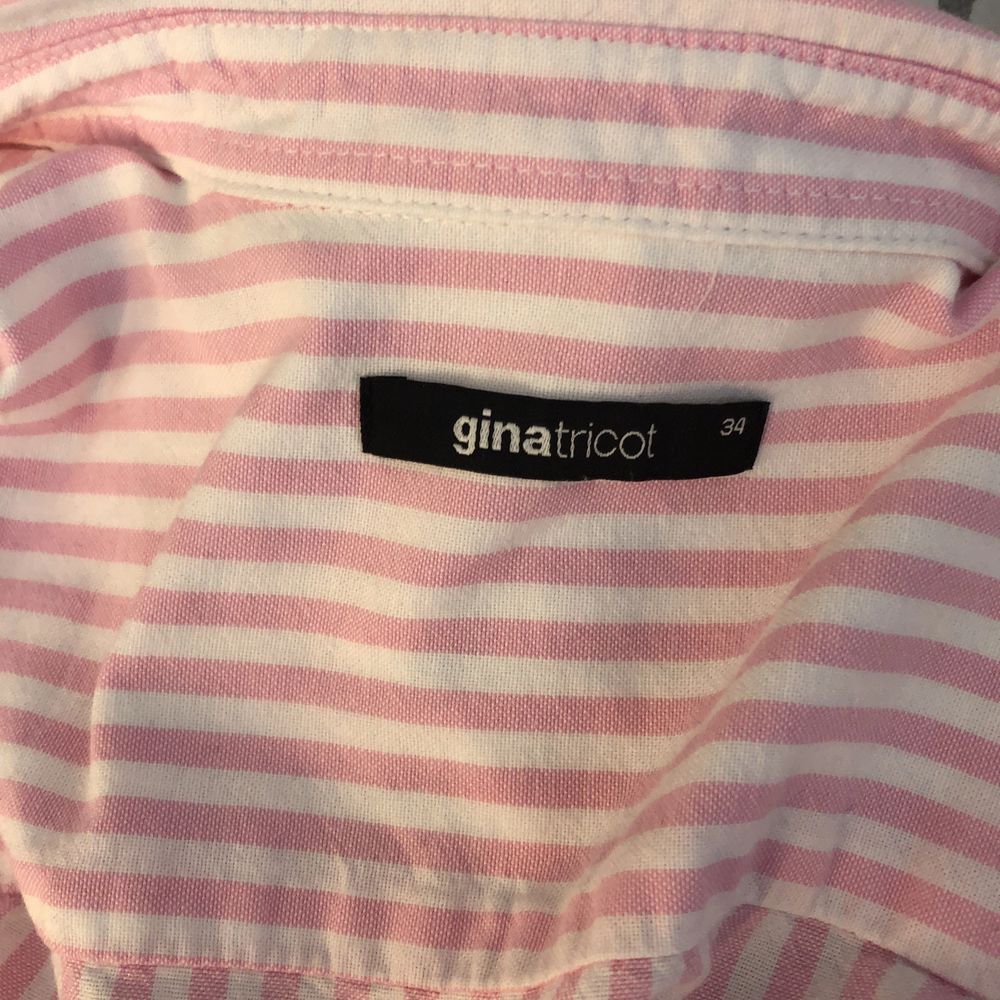 Rosavit randig skjorta från Gina tricot i storlek 34. Andvänd fåtal gånger så i jätte bra skick💞. Sälja för 200 + frakt som köparen står för. Det blir budgivningen som många är intresserade!!. Skjortor.