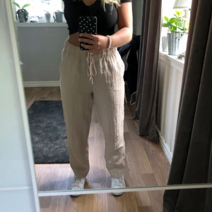 Linnebyxor H&M - Ett par linnebyxor som jag TROR är slutsålda! Säljer pga att jag har två par. Storlek M men skulle säkert passa S/M/L pga att man kan knyta dem☺️ använda typ 2 gånger