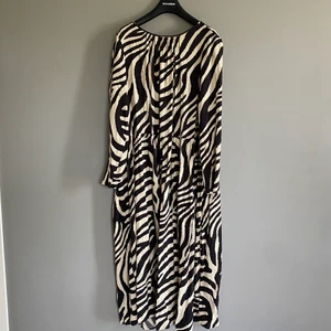 Långklänning zebra - En underbar långklänning i Zebra-mönster. Använd EN gång. Köpt 2021. Storleken är L. Den är helt rak i modellen och faller snyggt. Jag skickar klänningen med posten och följer postens priser.