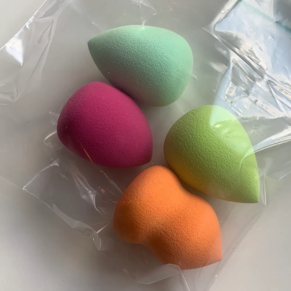 Beutyblenders/sminksvampar i olika färger och former. Helt oanvända. Säljer då de inte kommer till användning och då jag redan har några som jag använder. Tyvärr ingen förpackning men kan skickas i påse som på bilden. Pris är en för 70kr, paketpris kan ordnas/diskuteras! 💌. Beauty.