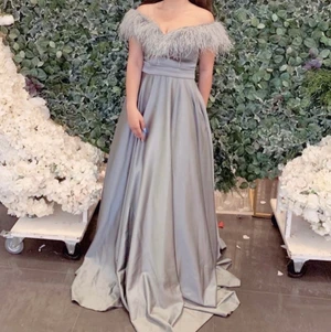 Festklänning  - En jättefin festklänning som är i bra kvalitet, den är används i några timmar bara.