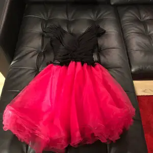 En jättefin klänning som jag hade på 1 gång till ett event men som är för liten för mig nu.                                   Färg: svart + fuchsia/ pink                                            OBS. Storlek: det står 38 i själva klänningen men pratar vi EUR storlekar, så motsvarar den till en 32/34 eller XXS/XS.                                                                    Med dragkedja på ryggen 