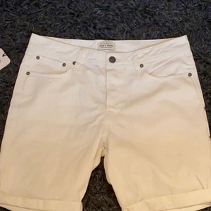 Shorts  - Säljer dessa fina jack and Jones shorts eftersom de inte passar mig, den passar både tjejer och killar!!! Frakten ingår inte 