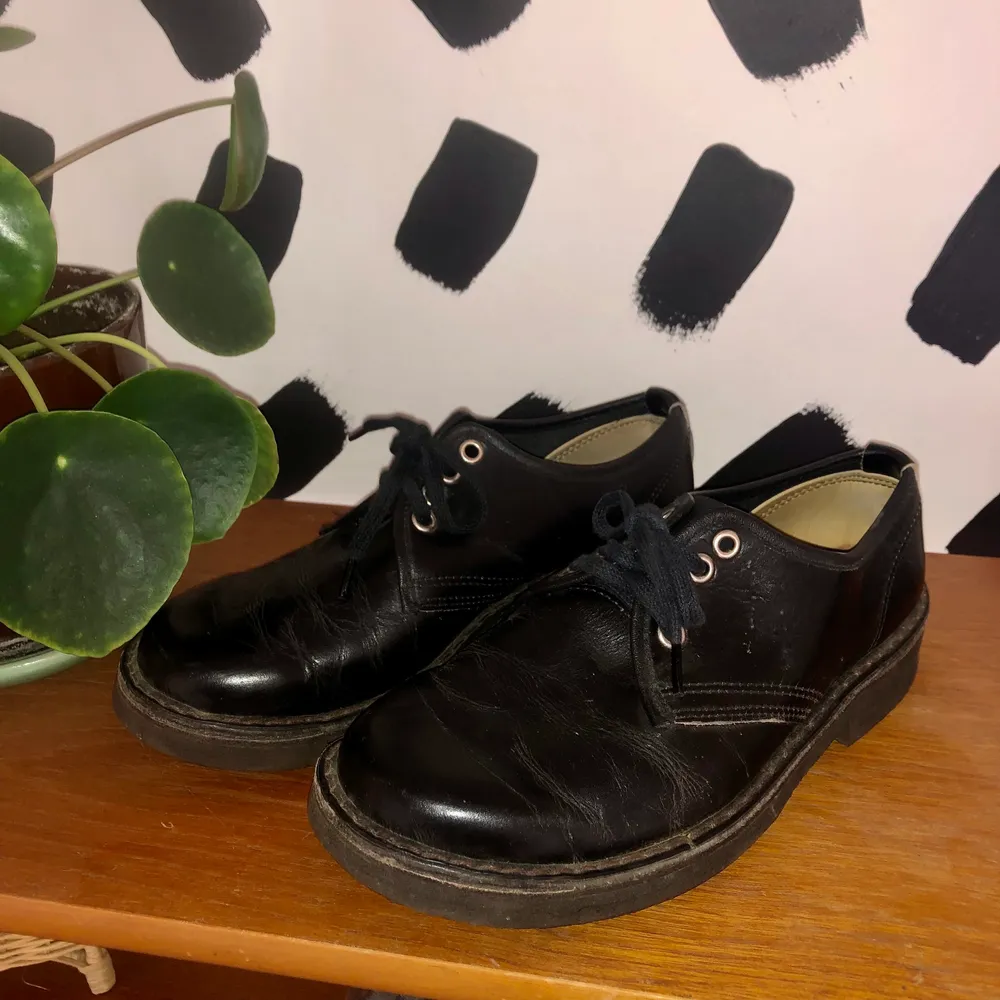 Coola svarta vintage Dr. Martens liknande skor. Hittar ingen storlek men skulle säga att de är i storlek 38.❗️Köparen står för frakten❗️Skriv om du har några frågor🌸 (Ej äkta Dr. Martens). Skor.