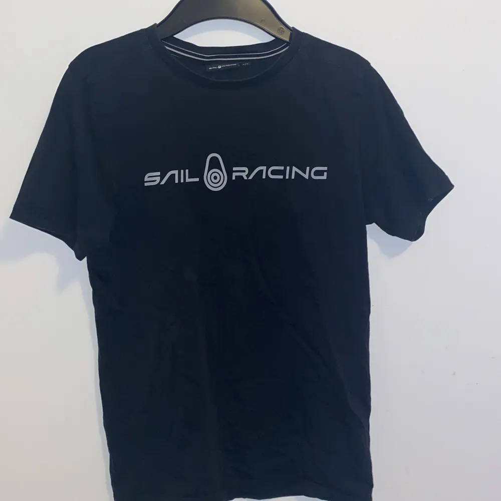 En T-shirt från sail racing med fint skick som bär storleken 160! Köptes för 349kr från kidsbrandstore. Säljes för 30kr. T-shirts.