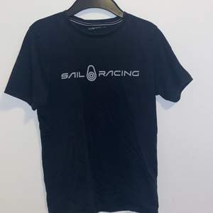 En T-shirt från sail racing med fint skick som bär storleken 160! Köptes för 349kr från kidsbrandstore. Säljes för 30kr