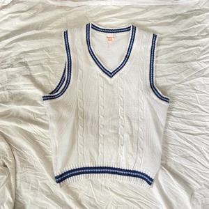 Stickad väst - Vit stickad väst med blåa detaljer, köpt SH<3